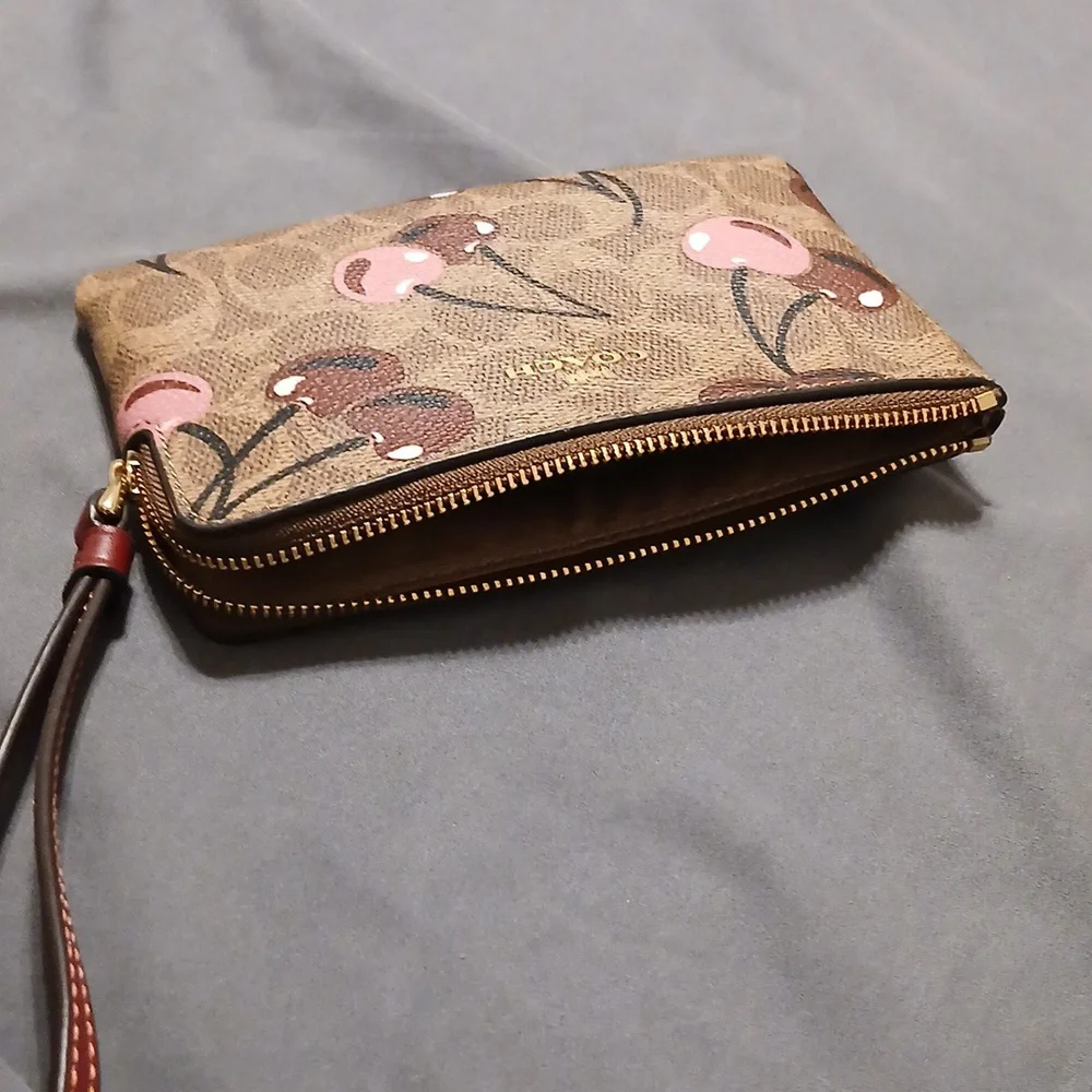 COACH CORNER ZIP WRISTLET IN SIGNATURE WITH CHERRY - Picture 4 of 4